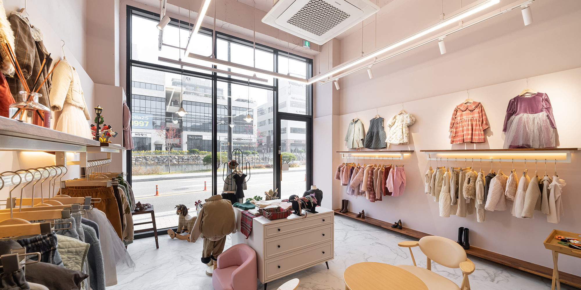 [옷가게] 아기자기하고 밝은 분위기의 아동복 옷가게 인테리어